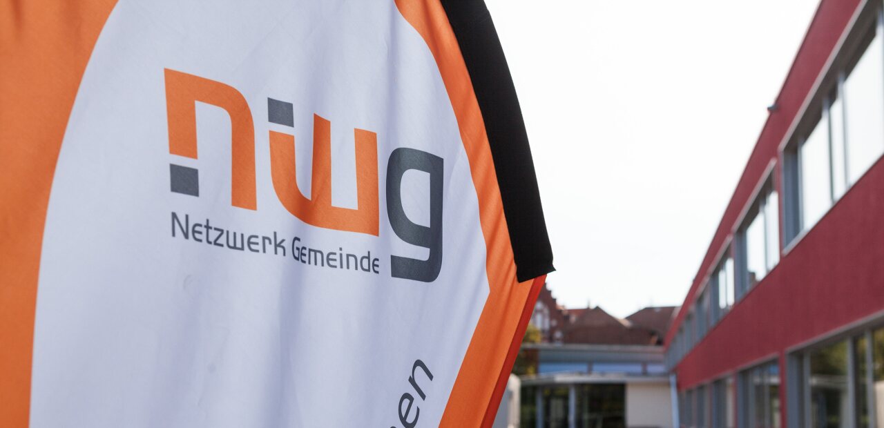 Beachflagge der Netzwerk Gemeinde mit dem Logo